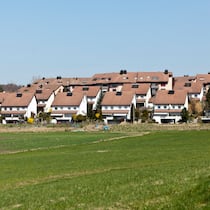Die Abschaffung wird wohl abgeschafft Blick auf eine Einfamilienhaus-Siedlung. Das Parlament debattiert seit Jahren über ein neues Steuersystem für Hausbesitzer. Warum ist die Sache eigentlich so kompliziert?