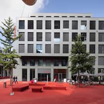 Antisemitismus erwiesen – Raiffeisenplatz soll umbenannt werden Roter Platz in St. Gallen vor dem Hauptgebäude der Raiffeisenbank