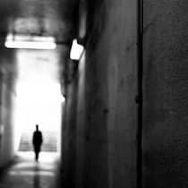Stalking soll endlich strafbar werden Image of a man walking in a tunnel, Monochrome