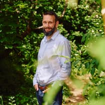 Er war Katholik und konvertierte zum Islam Pascal Gemperli steht in Jeans und Hemd auf einem Waldweg, rundum ist es grün. Er blickt in die Kamera und lächelt.