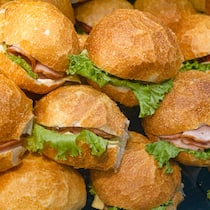 Lieber Wurst essen als Moralapostel sein Hamburger auf einer Platte angerichtet