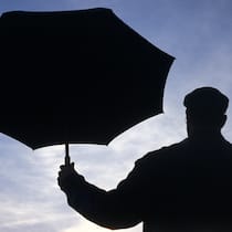 Amt darf Sozialhilfe nicht streichen Symbolbild Mann mit Schirm, Silhouette