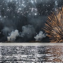 «Diese Knallerei hat keine Tradition» Das Feuerwerk ueber dem Luganersee an der 1. August-Feier in Lugano, am Dienstag, 1. August 2023. (KEYSTONE/Ti-Press/Pablo Gianinazzi)