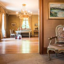 Verhasst, aber gerecht Mit Preisen versehenes Moebel und Bilder in den Raeumlichkeiten waehrend einer Villenliquidation am Zuerichberg, aufgenommen am Samstag, 6. Juni 2015, in Zuerich. Das gesamte Inventar einer 12-Zimmer-Villa am Zuerichberg wird wegen eines bizarren Erbstreits bis am Montag verkauft. (KEYSTONE/Ennio Leanza)