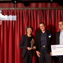 Chantal Britt gewinnt den Prix Courage des Beobachters Image Toggle Actions Prix Courage 2024 des Beobachters: Gewinnerin Chantal Britt im Papiersaal für den Beobachter. 21.11.24 Sie gewinnt den Prix Courage des Beobachters 2024: Chantal Britt (Mitte), Präsidentin der Patientenorganisation Long Covid Schweiz; links: Jury-Präsidentin Eveline Widmer-Schlumpf; rechts: Beobachter-Chefredaktor Dominique Strebel