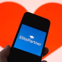 Immer wieder Ärger mit Dating-Plattformen Ein Handy mit dem Schriftzug ElitePartner vor einem roten Herz. Bei Kündigungen der Mitgliedschaft gibt es bei Partnervermittlungsagenturen immer wieder Probleme.
