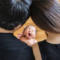 Wie weiter mit der Elternzeit? An 8-day old Japanese newborn baby boy and parents