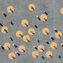 Fragebogen zur Volkszählung ausfüllen – muss man das wirklich? Personen auf einem Betonplatz stehen in orangen Kreisen und interagieren miteinander. Ist man verpflichtet, bei der alljährlichen Volkszählung mitzumachen, wenn man per Post einen Fragebogen erhält? Antworten zu den wichtigsten Fragen rund um die Strukturerhebung