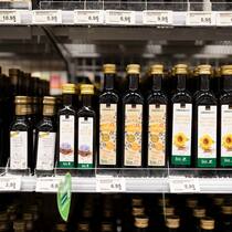 Das beliebteste Öl wird knapp – was nun? Verschiedene Speiseöle im Supermarktregal