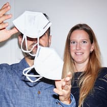 «Es war so psycho, das kannst du dir nicht vorstellen» Sarah Serafini und ihr guter Freund Daniel (Name geändert) treffen sich zu einem Gespräch über den Corona-Graben. Die Pandemie riss tiefe Gräben in unsere Gesellschaft. Sie verliefen durch Büros, Sportclubs, Freundschaften, Familien. Kann man sie zuschütten? Ein Gespräch zwischen zwei Freunden mit unterschiedlichen Ansichten.