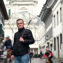 «Anfangs dachten alle, ich sei ein Schnorricheib» Lukas Paul Spichiger in Solothurn mit Regenschirm. Lukas Spichiger hat ADHS und weiss, was Diskriminierung bedeutet. Weil ihm der Bund zu langsam ist, treibt er die Inklusion von Menschen mit Behinderung selbst voran – und macht Solothurn zum Vorbild.