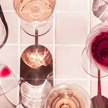 Warum sich der «trockene Januar» nicht für alle eignet Verschiedene mit Wein gefüllt Gläser stehen auf einer durchsichtigen Unterlage: Der Januar ohne Alkohol kann riskant sein.