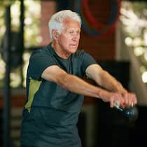 Fit bis ins Alter Im Alter ins Fitnessstudio? Ein Senior macht Krafttraining.