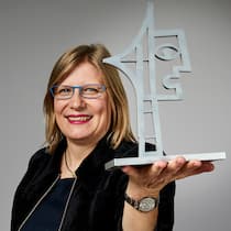 «Gleichstellung ist endlich salonfähig geworden» Natalie Urwyler mit Pokal