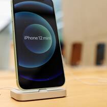 Online-Shop verschwunden, Geld weg Zwei iPhone auf einem Tisch