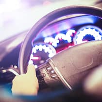 Mit Vollgas in die Leasing-Falle Armaturenbrett im Auto