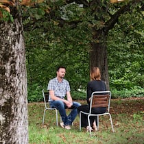 Wer in der Psychi war, weiss es besser Pärchen sitzt im Garten