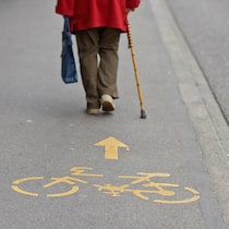 Velofahrer gegen Fussgänger gegen Autofahrer Ältere Fussgänger blockieren die Fahrbahn auf Veloweg