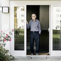 Und täglich grüsst Zalando Ernst Vecchi vor der Siedlung wo er wohnt in Zürich Seebach.