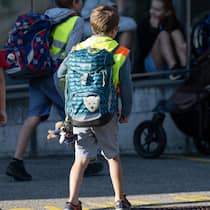 Bundesgericht erzwingt drei Schulen für drei Kinder Schueler begeben sich zum Schulhaus, am Montag, 15. August 2022, an der Primarschule in Lauperswil im Emmental. Wie in der ganzen Schweiz herrscht auch im Kanton Bern ein Mangel an Lehrpersonen. (KEYSTONE/Peter Schneider)