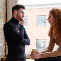 Getrennte Wege, gemeinsames Ziel Ein Ehepaar führt eine ernsthafte Diskussion über ihre Trennung.