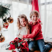 Mehr Luft unterm Baum! Zwei kleine Geschwister freuen sich sichtlich über ihr Weihnachtsgeschenk.