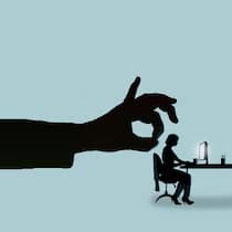 Missbräuchlich gekündigt – aber keine Entschädigung Eine Büroangestellte sitzt vor einem Bildschirm, nichtsahnend, dass eine grosse Hand sie gleich «wegspicken» wird. Das Bundesgericht hat bei einer Mitarbeiterin entschieden, dass diese keine Entschädigung erhält, obwohl die Kündigung missbräuchlich war. Eine Einschätzung der Beobachter-Rechtsexpertin.