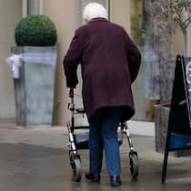 Sinkende Pensionskassen-Renten – so sichern Sie sich ab Rentnerin mit Rollator - Wer heute in Rente geht, erhält aus der Pensionskasse im Schnitt 40 Prozent weniger Geld als noch vor 20 Jahren. Der Beobachter erklärt die Gründe – und was Sie dagegen tun können