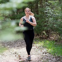 Sportmuffel an den Start! Fünf Anfängertipps Frau joggt im Wald - Wer mit dem Laufen anfangen will, braucht nicht viel: Ein Paar Laufschuhe und etwas Motivation reichen. 5 Tipps für einen erfolgreichen Start