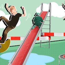 Wenn Kinder riskante Spiele spielen Spielende und hüpfende Kinder tollen auf einem Spielplatz mit Rutsche, Trampolin und Co.: Unfälle können beim Spielen schnell passieren. Das können Erwachsene tun, um das Risiko zu reduzieren.