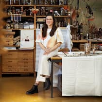 Die Meisterin der göttlichen Naturfarben Ob Malven, Granatapfelschalen oder Birkenäste: Textilgestalterin Jennifer Grunder entlockt Blüten, Wurzeln und Rinde Farbe. Ein Werkstattbesuch.