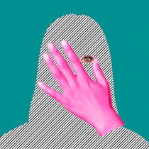 Den Täter anzeigen? Eine Frau, von der nur eine Silhouette und ein Auge zu sehen ist, hält sich die Hand vor das Gesicht. Wer Opfer einer Straftat wurde, kann Anzeige erstatten und Opferhilfe beanspruchen