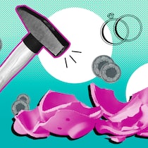 Wann werden die Alimente angepasst? Ein Hammer neben einem zerbrochenen Sparschwein und viele Münzen. Wann man Alimente anpassen kann.