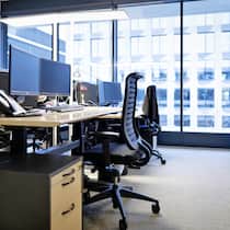 Müssen jetzt alle zurück ins Homeoffice? Die Mitarbeiter einer Firma arbeiten von zu Hause aus, fast alle Arbeitsplaetze sind leer, fotografiert am 14. Januar 2021 in Bern. (KEYSTONE/Gaetan Bally)