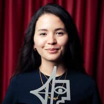 «Der Prix Courage ist nicht nur für mich, sondern für alle Mädchen und Frauen» Stolze Gewinnerin: Mahbube Ibrahimi flüchtete mit 16 Jahren in die Schweiz. Heute führt die 20-Jährige eine Onlineschule für Afghaninnen.