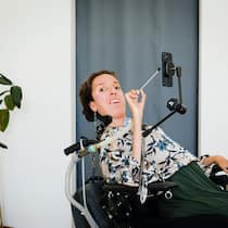 «Ich habe immer tausend Dinge gleichzeitig vor» Lea Vejnovic sitzt im Rollstuhl in ihrem Studio, wo sie ihren Video-Podcast «Von innen» zum Thema Inklusion produziert.