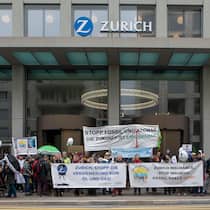 Klima-Kehrtwende bei der Zürich Eine Gruppe von Klima-Aktivistinnen protestiert mit Bannern vor dem Haupteingang der Zurich Versicherung