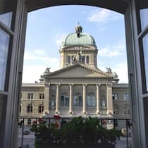 Grosser Lobby-Stress in Bundesbern Sicht durch ein Fenster auf die Nordfassade des Bundeshauses in Bern