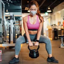 Wann muss ich das Gym-Abo kündigen? Eine Fitnessbesucherin trainiert in einem Gym mit schweren Gewichten.