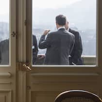 Eigeninteressen waren stärker Parlamentarier und Lobbyisten diskutieren auf dem Balkon vor der Wandelhalle, am Donnerstag, 19. Maerz 2015, waehrend der Fruehlingssession der Eidgenoessischen Raete in Bern. (KEYSTONE/Peter Klaunzer)