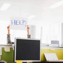 So muss Sexismus im Betrieb richtig aufgearbeitet werden Frau hält im Büro eine Schild mit dem Schriftzug Help hoch. Wenn der Vorwurf des Mobbings oder der sexuellen Belästigung im Raum steht, müssen Arbeitgeberinnen dem nachgehen – und dabei die Rechte der Beteiligten wahren.