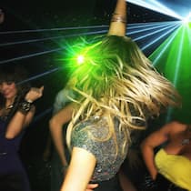 Teenies im Nachtleben – so setzen Sie klare Regeln Eine Gruppe Frauen tanzt vor grünem Club-Licht. Wenn Jugendliche in den Ausgang wollen, sollten Eltern klare Regeln festlegen.