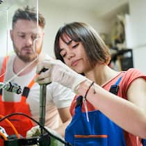 «Rente light» für Junge? Warum die Integration scheitert, wenn nur das Geld gekürzt wird Mechaniker und Lernende in einer Werkstatt – Keine Rente für junge Erwachsene, dafür eine Integrationsleistung und mehr psychosoziale Begleitung: Dies ist der Kern der nächsten IV-Reform. Was nützen diese Anpassungen? Eine Einschätzung der Beobachter-Expertinnen.