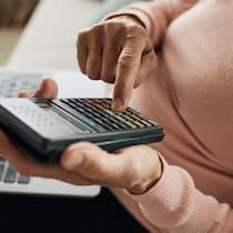 Warum Witwen und Witwer jetzt genau nachrechnen müssen Ältere Frau mit Taschenrechner - Für Verwitwete steht möglicherweise ein Wechsel der Rente an. Bis November 2026 prüfen die Ausgleichskassen rund 10'000 Einzelfälle, um den Versicherten die höchste Rente zu ermöglichen