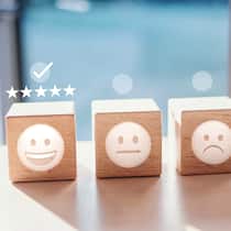 So bleiben Sie mit Coping-Strategien in Krisen stark Auf drei Holzwürfeln sind unterschiedliche Emojis abgebildet: Ein lachendes, ein neutrales und ein trauriges. Um Stress und Krisen zu bewältigen, können Coping-Strategien helfen, um ein positives Selbstgefühl zu entwickeln.
