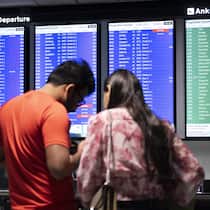 Diese Rechte haben Flugpassagiere Zwei Flugpassagiere erkundigen sich via Handy und Anzeigetafel über ihren Flug, nachdem die Flugsicherung Skyguide den Luftraum über der Schweiz am frühen Vormittag des 15. Juni 2022 wegen einer technischen Störung im Netzwerk sperrte.