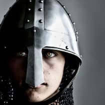 Was Sie tun können, wenn Ihr Umfeld meint, Sie seien zu sensibel Eine Frau verdeckt ihr Gesicht mit einer Rittermaske. Sensibilität kann ein Schutzschild aus einer Kindheitserfahrung sein, sagt Psychologe Thomas Ihde. Er geht auf die Frage ein, wie sich sensible Personen eine dickere Haut zulegen.