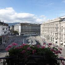 Wie sicher sind meine Daten bei der Bank? Blick auf den Zürcher Paradeplatz mit den Grossbanken UBS in der Mitte und der Credit Suisse auf der rechten Seite.