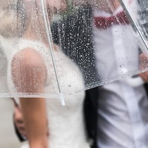 Wie der Bundesrat die «Heiratsstrafe» abschaffen will Frisch verheiratetes Paar unter einem durchsichtigen Regenschirm. Der Bundesrat will, dass Ehepaare künftig zwei getrennte Steuererklärungen ausfüllen. Was heisst das konkret – wer gewinnt und wer verliert dabei?