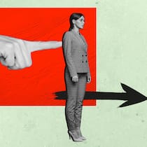 Zehn Mythen rund um die Kündigung Eine Frau im Businesslook wird von einer übergrossen Hand nach rechts gedrückt. Mythen rund ums Entlassenwerden.